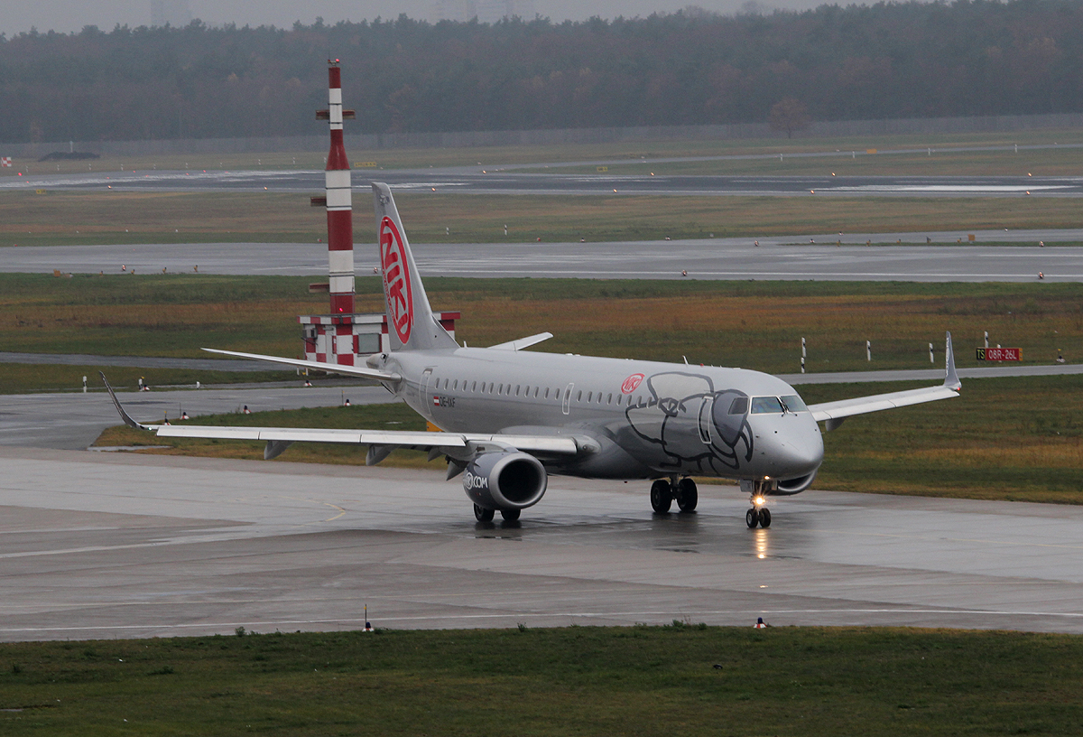 Niki ERJ-190-100LR OE-IXF bei der Ankunft in Berlin-Tegel am 24.11.2013