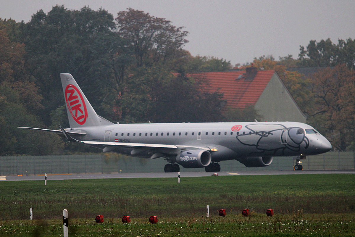 Niki ERJ-190-100LR OE-IXG kurz vor dem Start in Berlin-Tegel am 26.10.2014