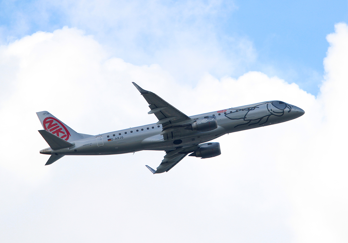 Niki(Air Berlin) ERJ-190-100LR D-ARJG beim Start in Frankfurt am 09.06.2013