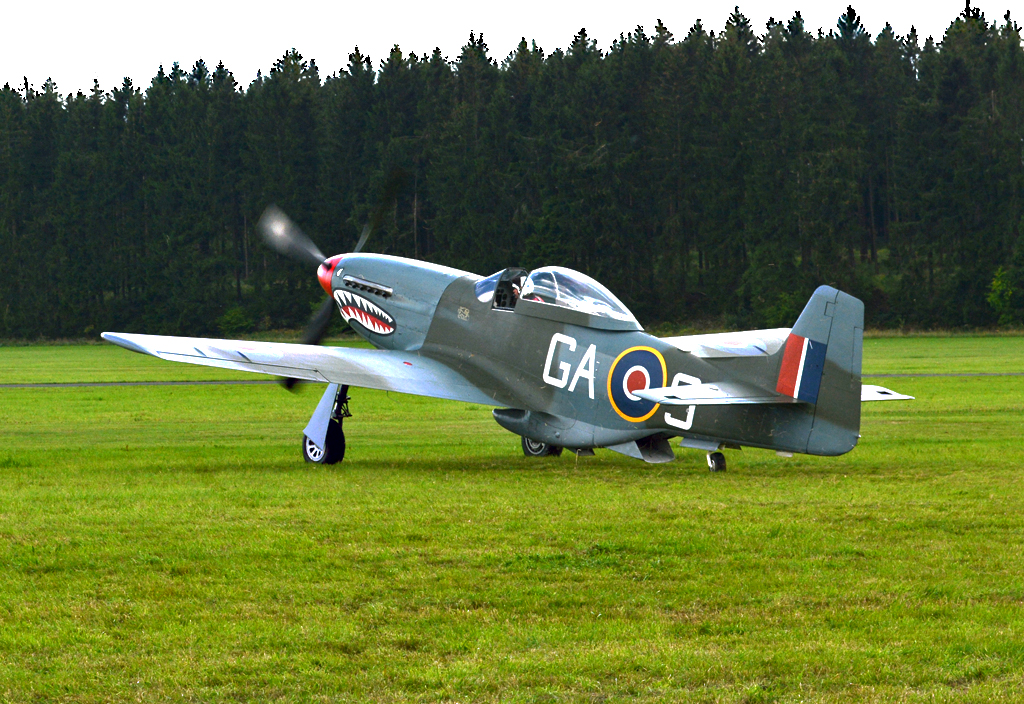 North American P-51 D Mustang mit RAF-Kennzeichen GA-9, rollt zum Startpunkt in Breitscheid - 29.08.2015