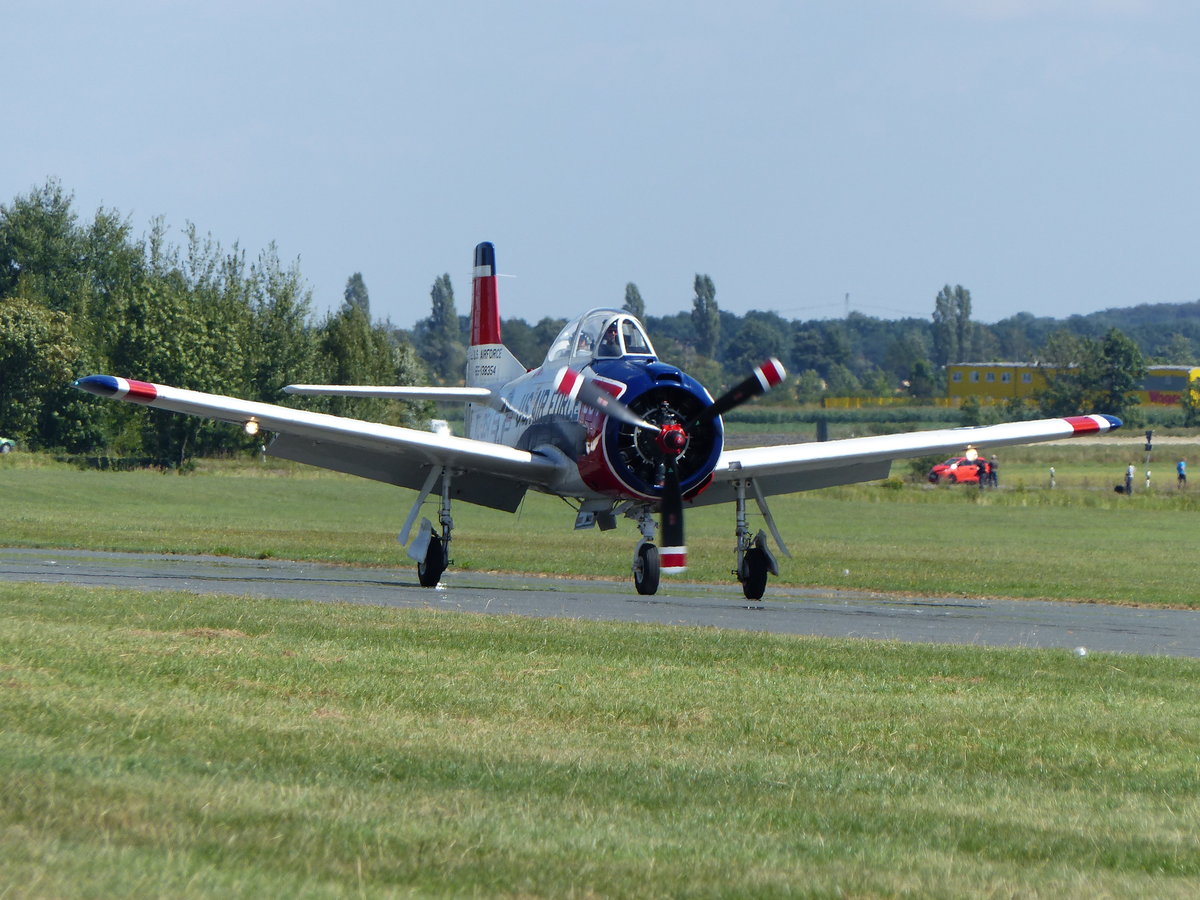 North American T28B Trojan, N1328B, gelandet in Gera (EDAJ) am 13.8.2016