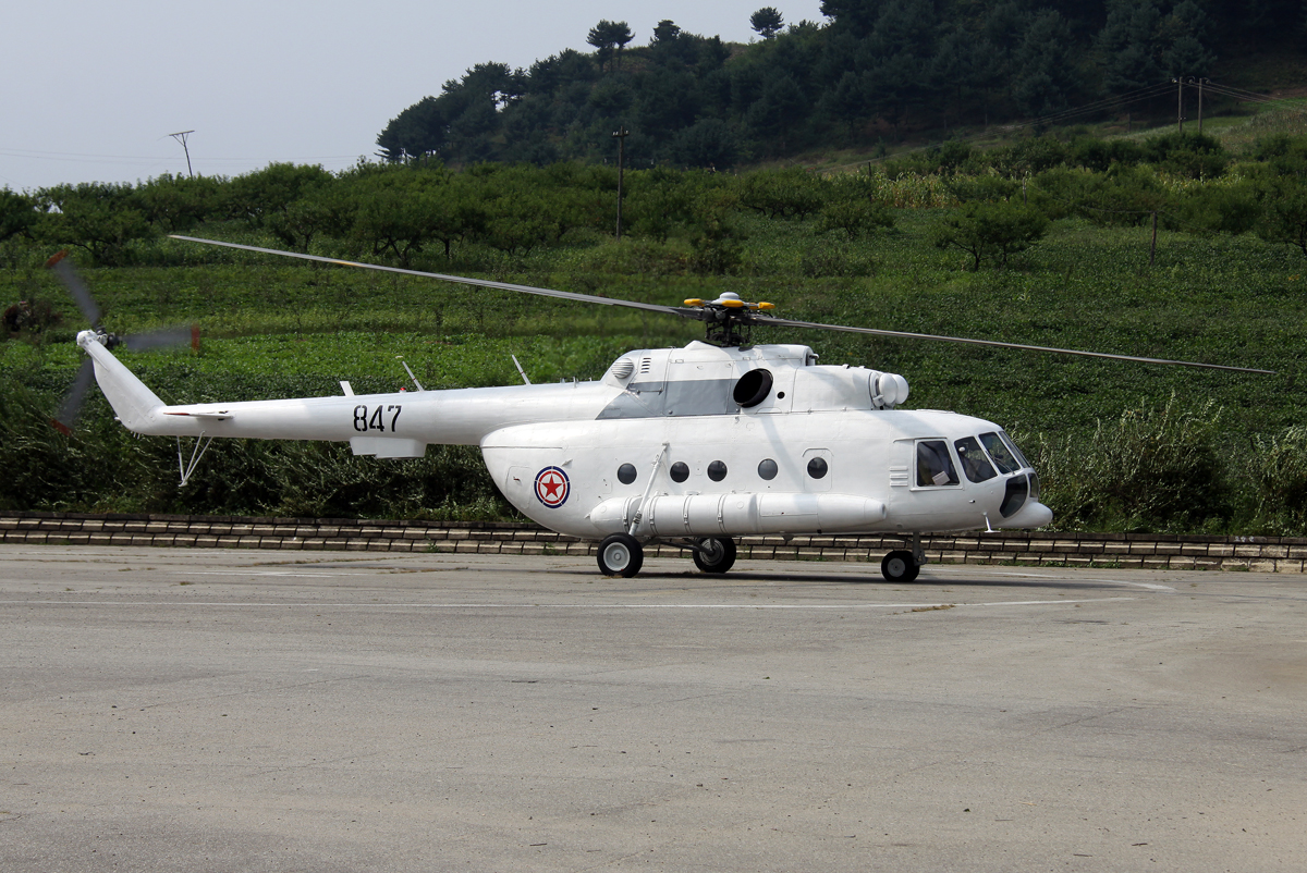 North Korea Air Force Mil Mi-17 847 auf einem Landeplatz bei Hyangsan am 05.09.2014