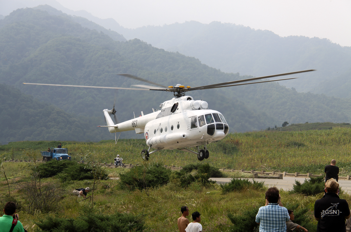 North Korea Air Force Mil Mi-17 867 bei der Landung auf einem Landeplatz bei Hyangsan am 05.09.2014