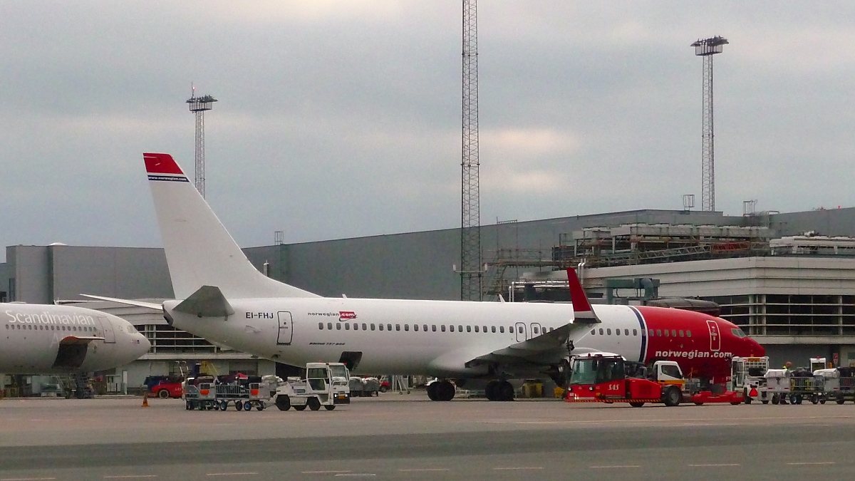 Norwegian Air International Boeing 737 Next Gen. EI-FHJ in Kastrup am Terminal C, 1.10.2015