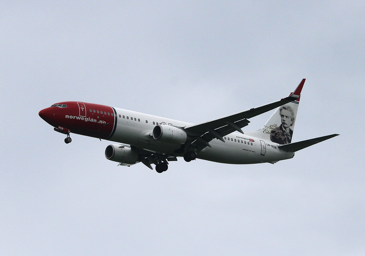Norwegian Air Shuttle B 737-8DY LN-NOB bei der Landung in Berlin-Schnefeld am 09.05.2013