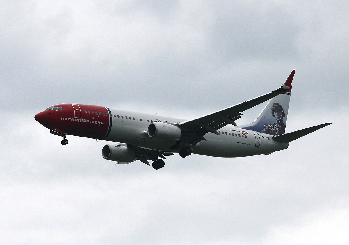 Norwegian Air Shuttle B 737-8JP LN-NIE bei der Landung in Berlin-Schnefeld am 09.05.2013