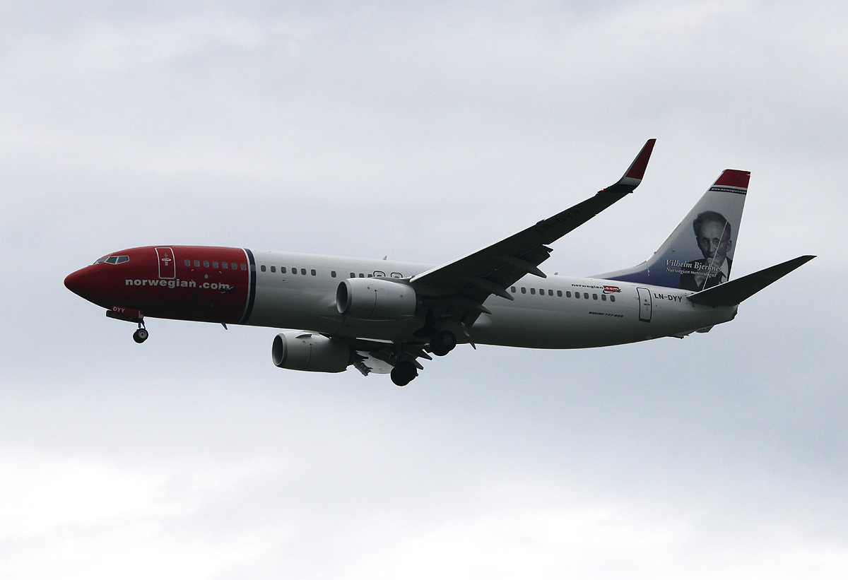 Norwegian Air Shuttle B 737-8JP LN-DYY bei der Landung in Berlin-Schnefeld am 09.05.2013
