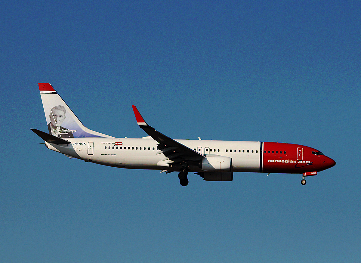 Norwegian Air Shuttle B 737-8JP LN-NGK bei der Landung in Berlin-Schnefeld am 14.02.2015