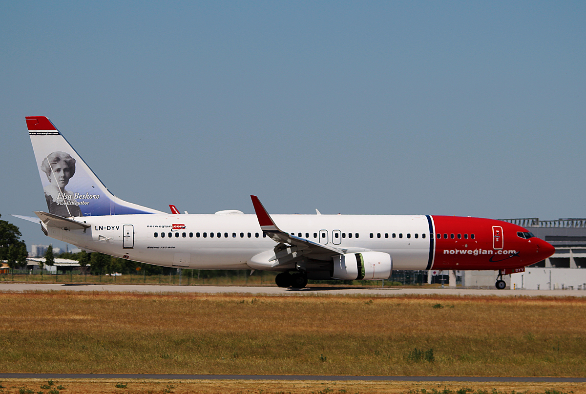 Norwegian Air Shuttle B 737-8JP LN-DYV nach der Landung in Berlin-Schnefeld(BER) am 05.06.2015