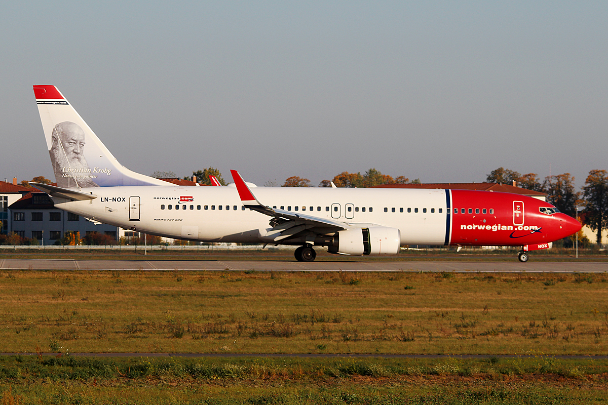 Norwegian Air Shuttle B 737-8JP LN-NOX nach der Landung in Berlin-Schnefeld(BER) am 11.10.2015