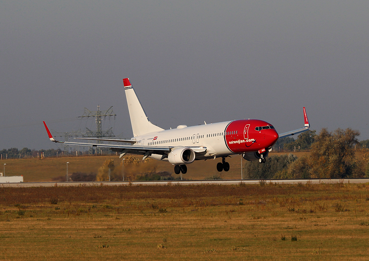 Norwegian Air Shuttle B 737-8JP LN-NGX bei der Landung in Berlin-Schnefeld(BER)am 11.10.2015