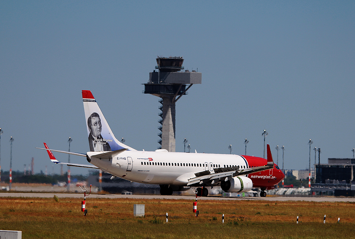 Norwegian Air Shuttle B 737-8Q8 EI-FHB nach der Landung in Berlin-Schnefeld(BER) am 05.06.2015