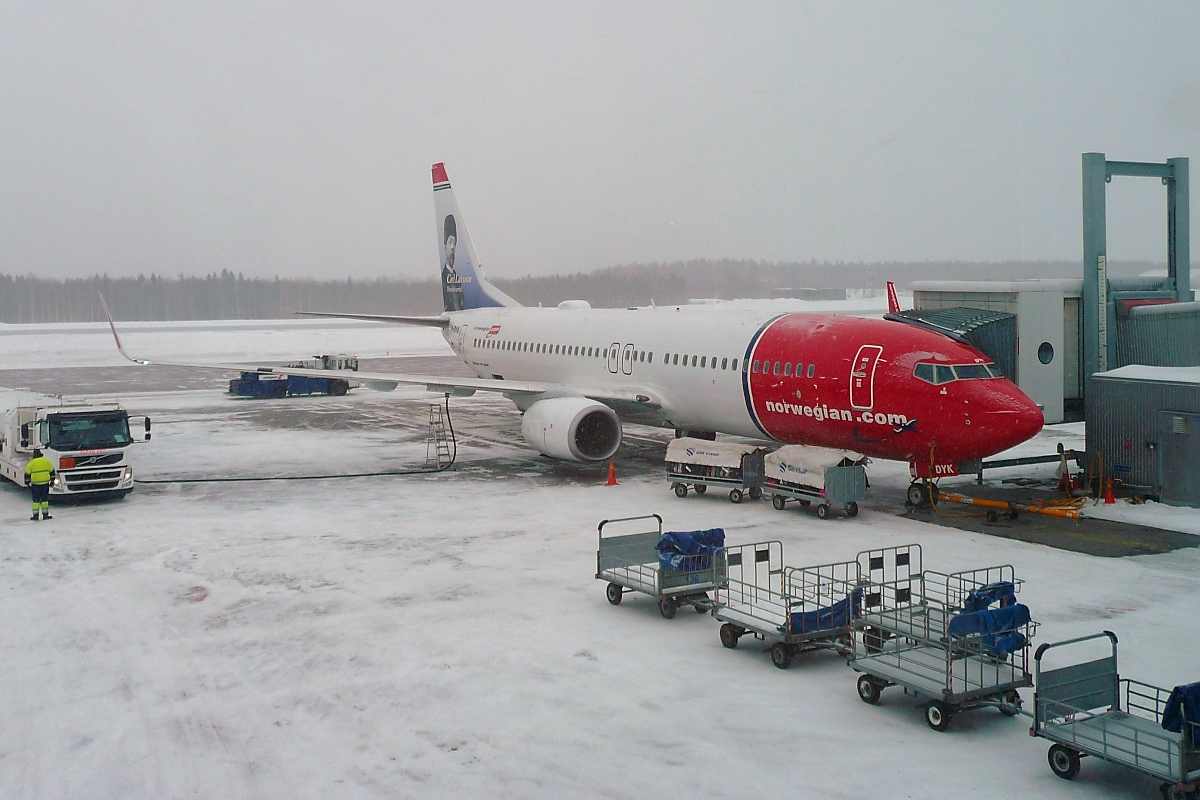 Norwegian Air Shuttle Boeing 737-8JP LN-DYK  am Flughafen Helsinki-Vantaa, 4.3.13