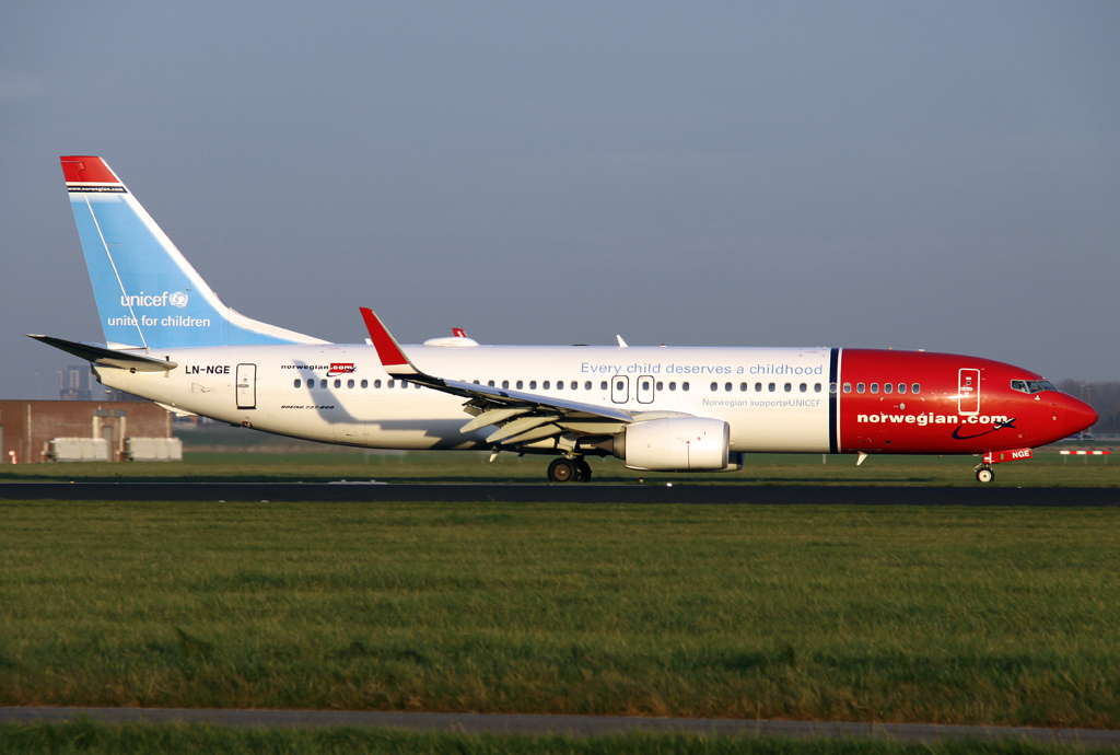 Norwegian Unicef B737-800 LN-NGE nach der Landung auf 18R in AMS / EHAM / Amsterdam am 11.11.2014