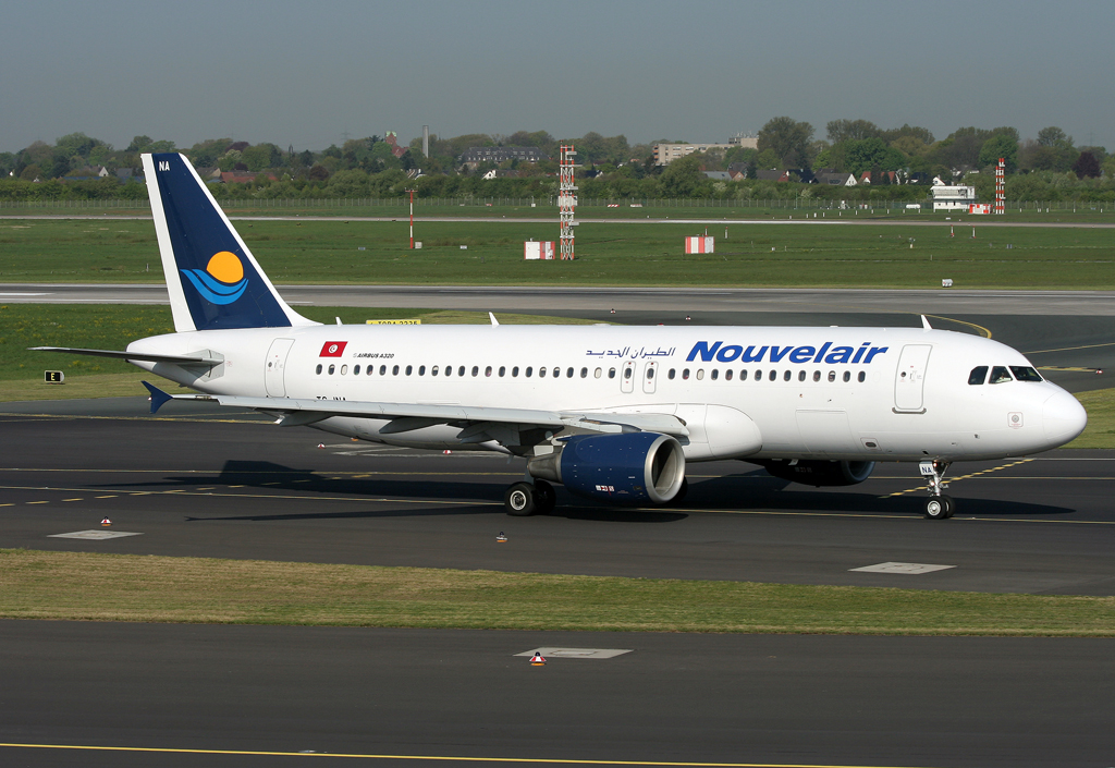 Nouvelair A-320 TS-INA rollt zur 23L in DUS / EDDL / Düsseldorf am 16.04.2011