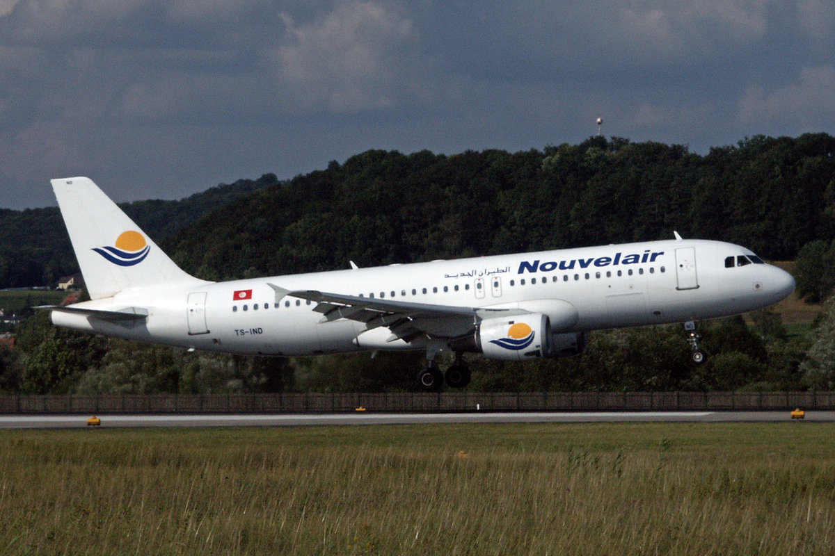 Nouvelair, TS-IND, Airbus A320-211, msn: 348, 05.Juli 2003, ZRH Zürich, Switzerland.