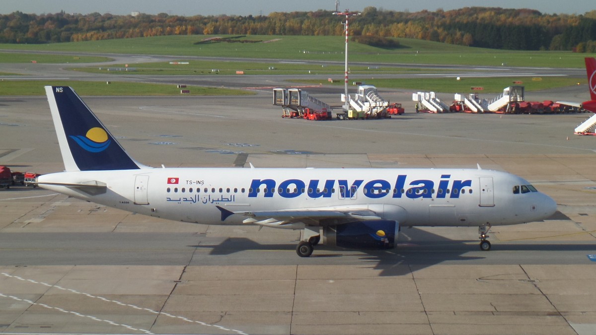 Nouvelair, TS-INS,   Airbus A320-232, zum Start rollend, 26.10.2015, HAM-EDDH
