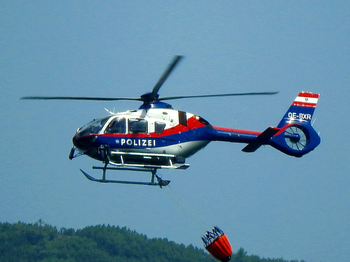OE-BXR (Airbus Helicopters H135_EC135P3 Serial 2085) mit einem Wassersack anlässlich eines Brandes am 1557mtr. hohen Gartenzinken bei Bad-Ischl; 210621