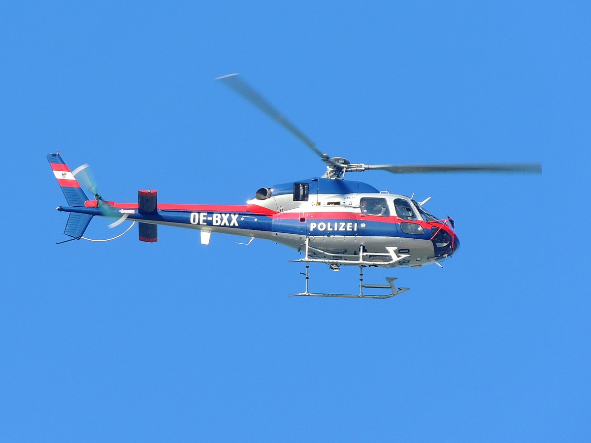 OE-BXX Eurocopter, AS-355N; der sterr. POLIZEI kreist anlsslich der Erffnung der Rieder-Messe durch den Bundesprsidenten ber das Messegelnde; 130904