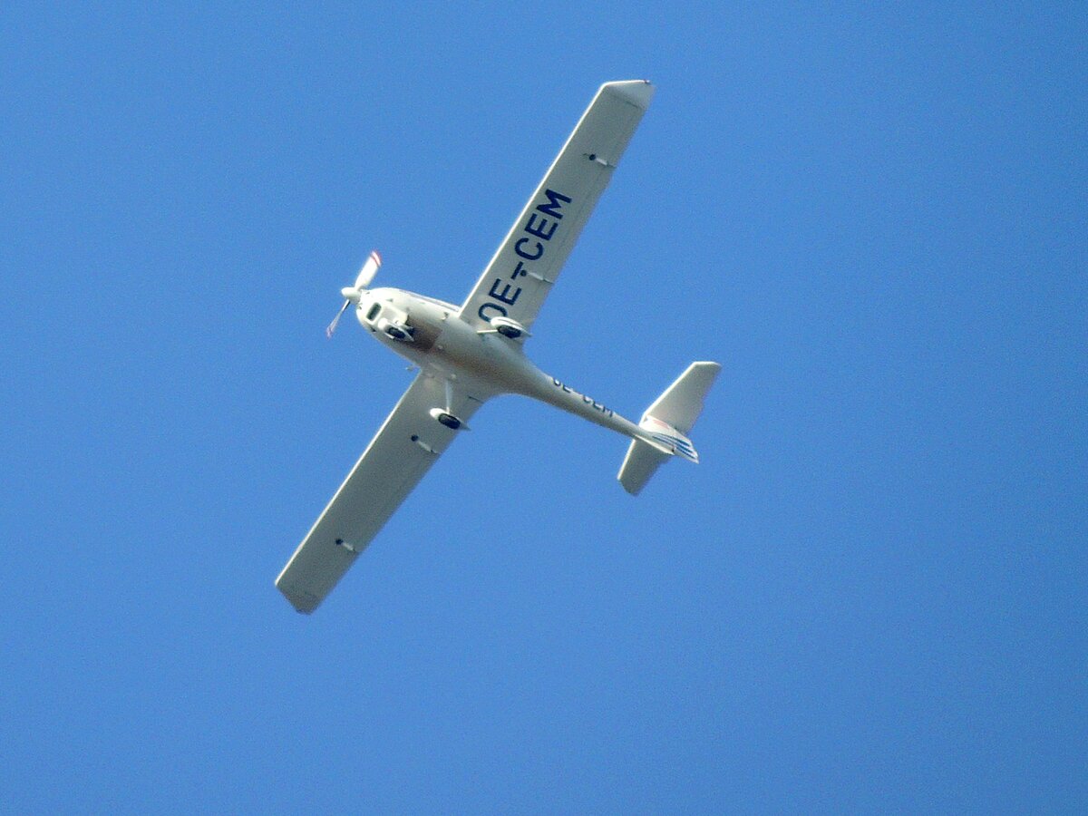 OE-CEM, HOAC DV-20 KATANA; dreht im Luftraum von Ried eine Runde; 140112