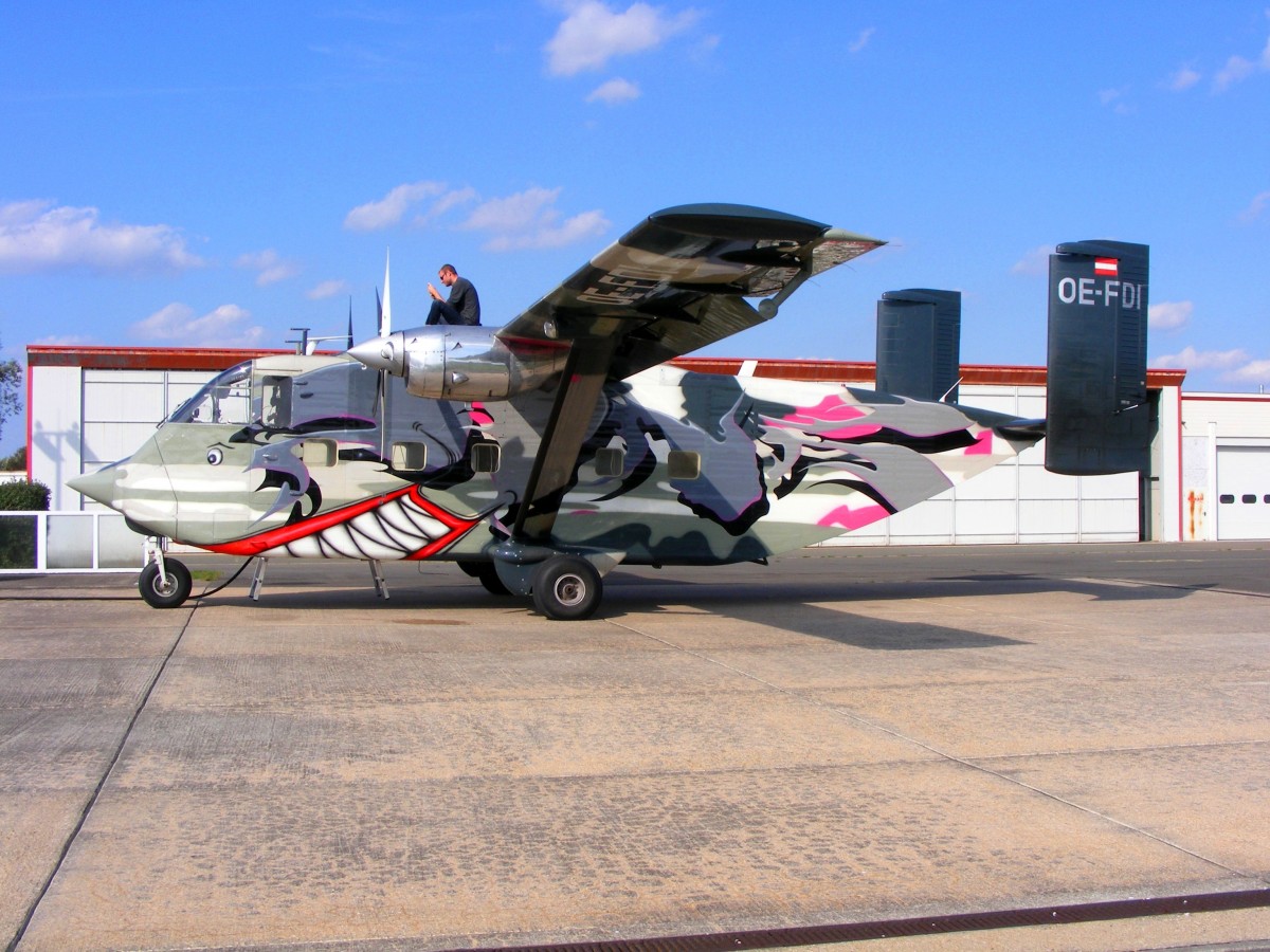 OE-FDI, Short SC-7 Skyvan von Pink Aviation beim tanken in Gera (EDAJ) am 12.9.2015