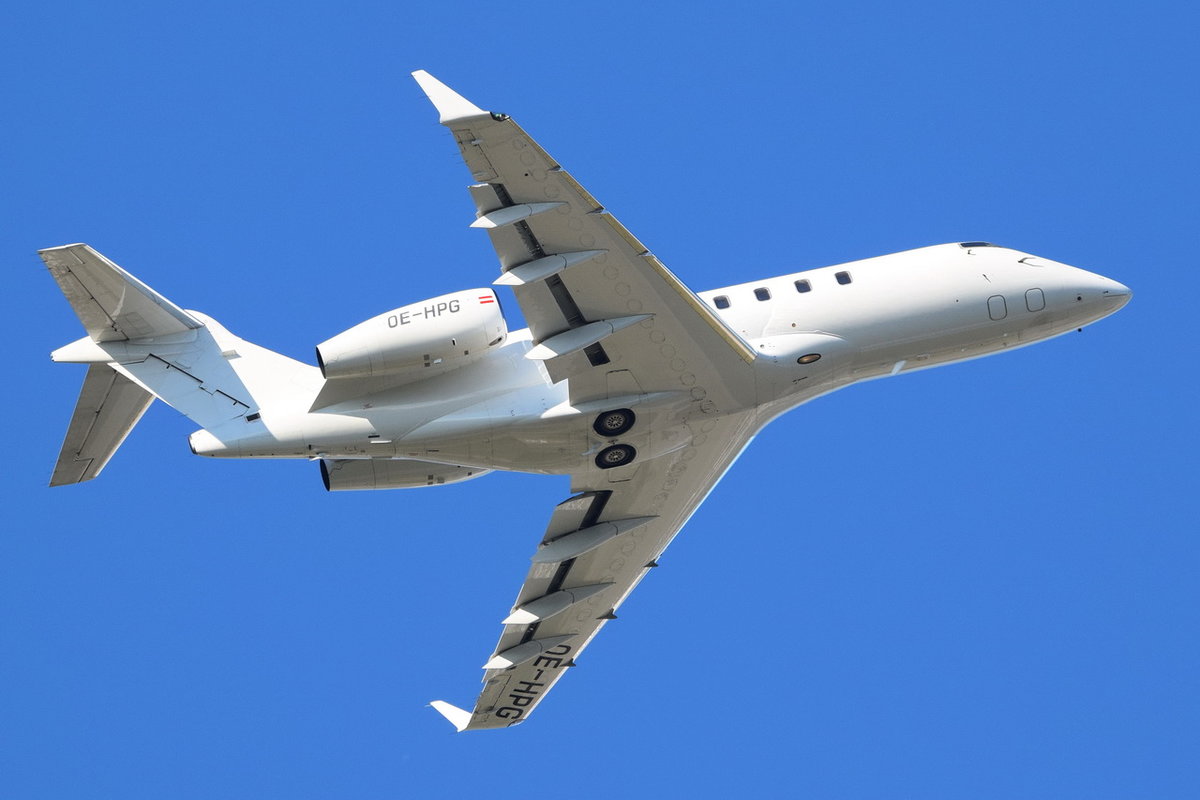 OE-HPG Amira Air Bombardier BD-100-1A10 Challenger 300  , 13.10.2018 , MUC