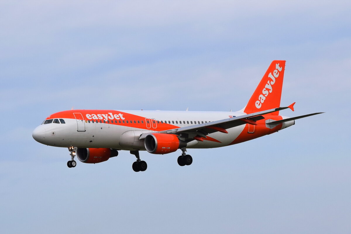 OE-IZE , easyJet Europe , Airbus A320-214 ,  Berlin-Brandenburg  Willy Brandt  , BER , 17.10.2021
