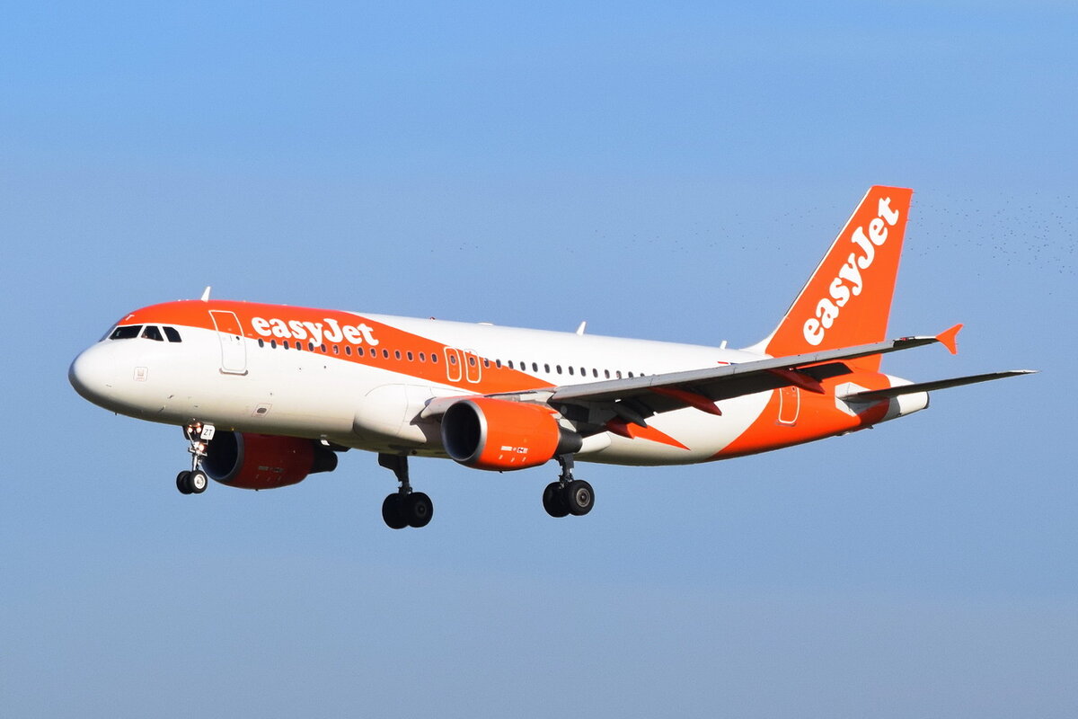 OE-IZT , easyJet Europe , Airbus A320-214 ,  Berlin-Brandenburg  Willy Brandt  , BER 24.10. 2021 ,