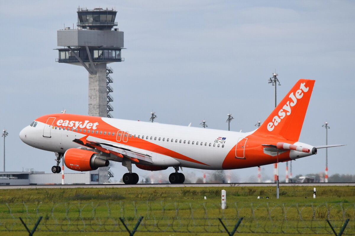 OE-IZV , easyJet Europe , Airbus A320-214 ,  Berlin-Brandenburg  Willy Brandt  , BER , 17.10.2021