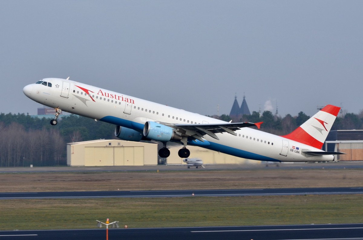 OE-LBA Austrian Airlines Airbus A321-111   am 24.11.2015 in Tegel gestartet