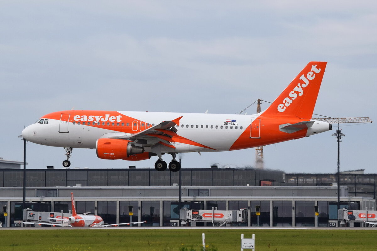 OE-LKC , easyJet Europe , Airbus A319-111 ,  Berlin-Brandenburg  Willy Brandt  , BER , 17.10.2021