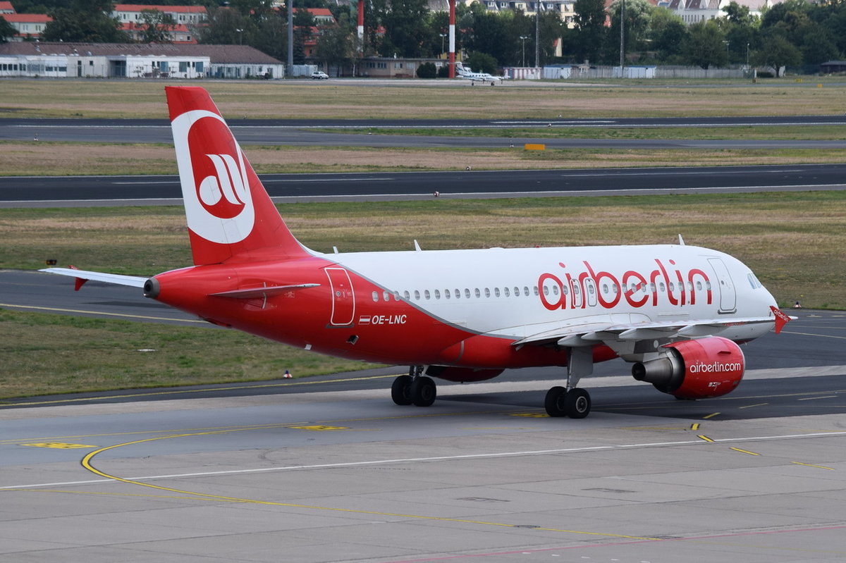 OE-LNC Niki Airbus A319-112   in Tegel am 07.07.2016 zum Gate