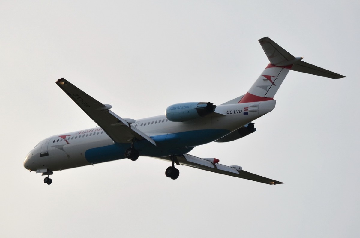OE-LVD Austrian Airlines Fokker F100   Landeanflug München am 11.09.2015