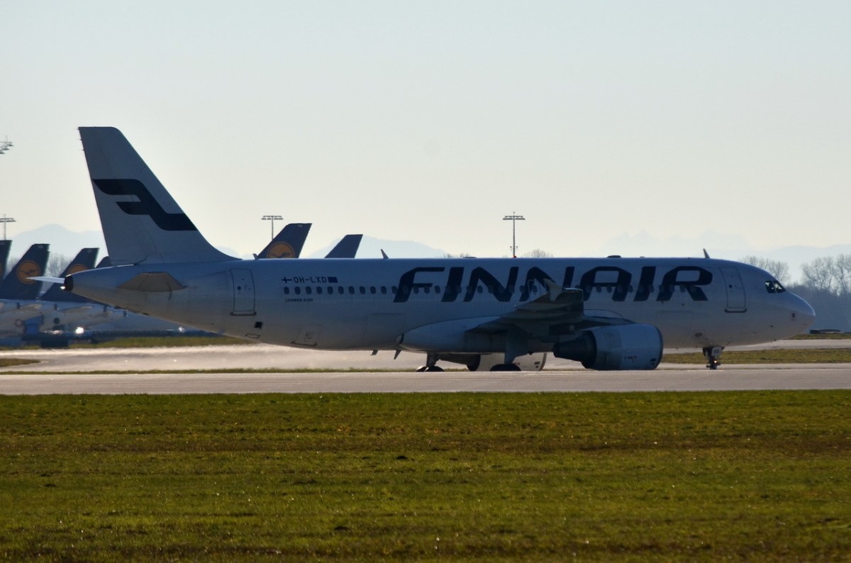 OH-LXD Finnair Airbus A320-214  zum Gate n München am 06.12.2015