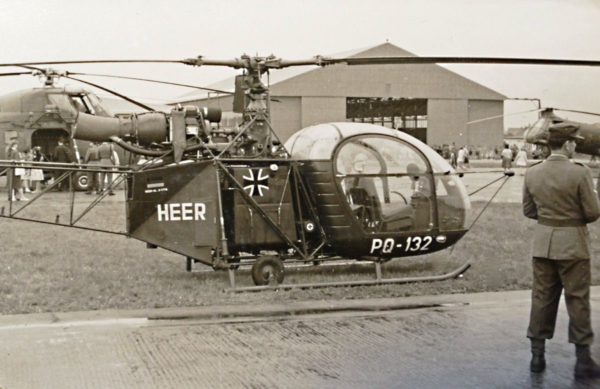 Oldie-Aufnahme vom Flugtag in Bückeburg, März 1960. 
Alouette II - PQ+132 der Heeresflieger. Dahinter links Sikorsky H 34 und rechts Vertol H 21 (Banane). 