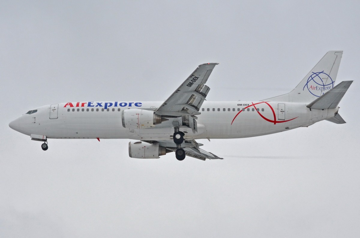OM-DEX AirExplore Boeing 737-46J   am 04.02.2015 in Tegel beim Landeanflug