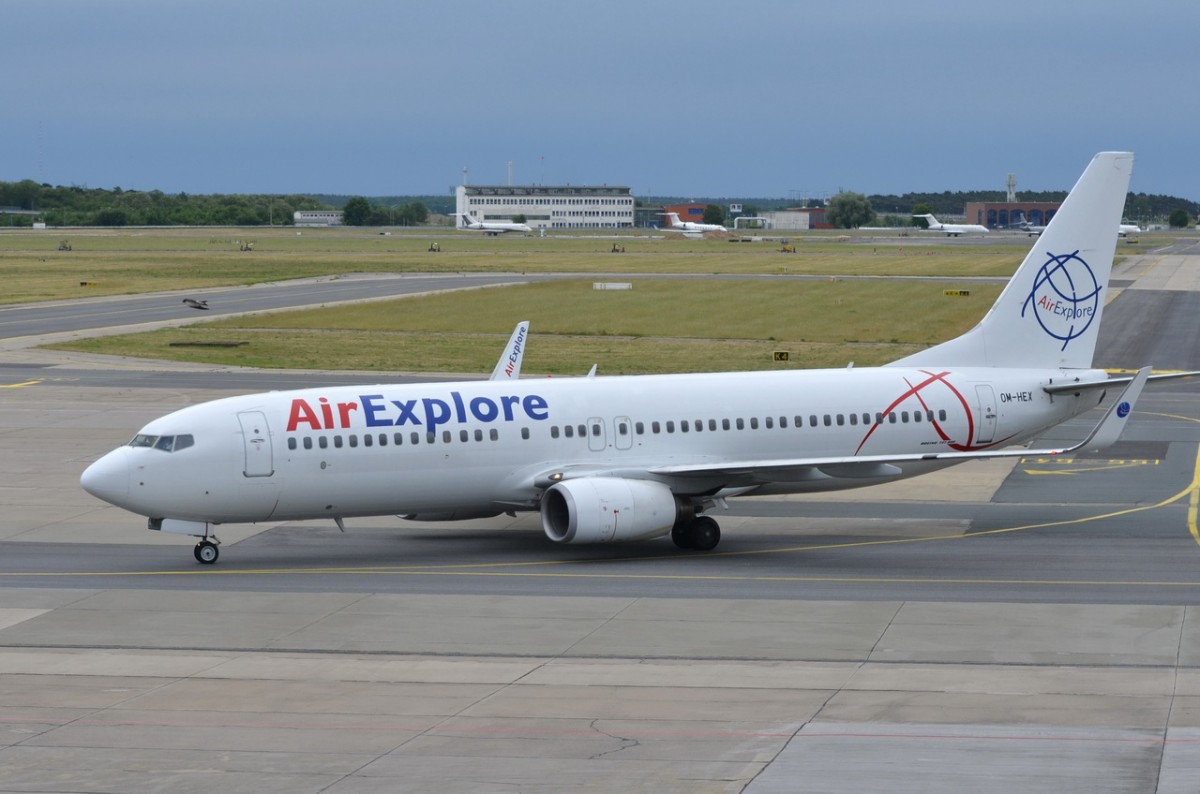 OM-HEX AirExplore Boeing 737-81Q(WL)   in Schönefeld zum Gate am 07.06.2015