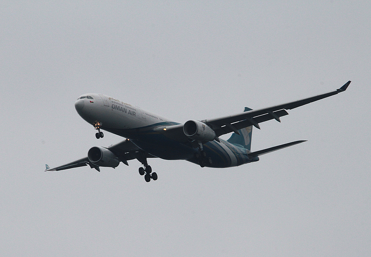 Oman Air A 330-243 A4O-DG bei der Landung in Frankfurt am 10.06.2013