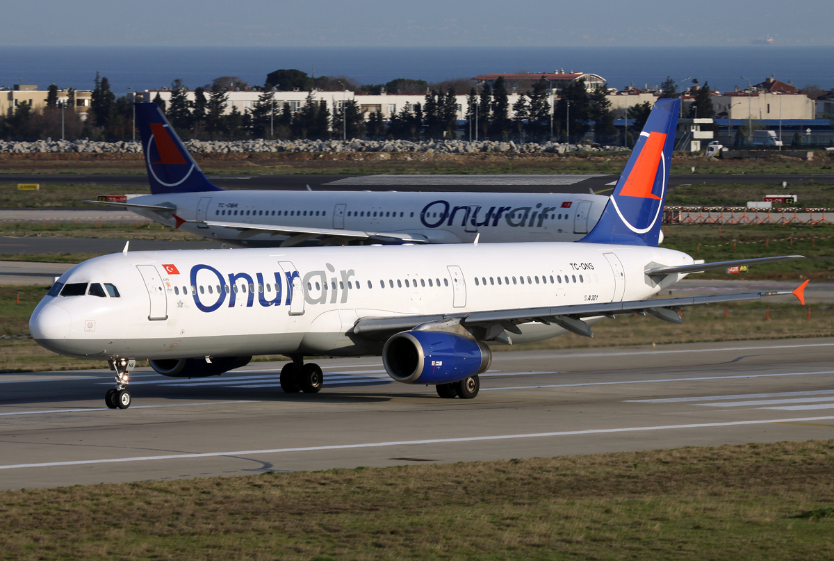 Onur A-321 TC-ONS & TC-OBR an der 36L in IST / LTBA / Istanbul Ataturk am 20.03.2014 