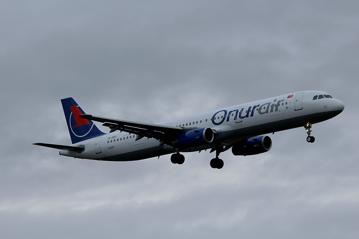 Onur Air A 321-231 TC-OBY bei der Landung in Berlin-Tegel am 29.11.2015