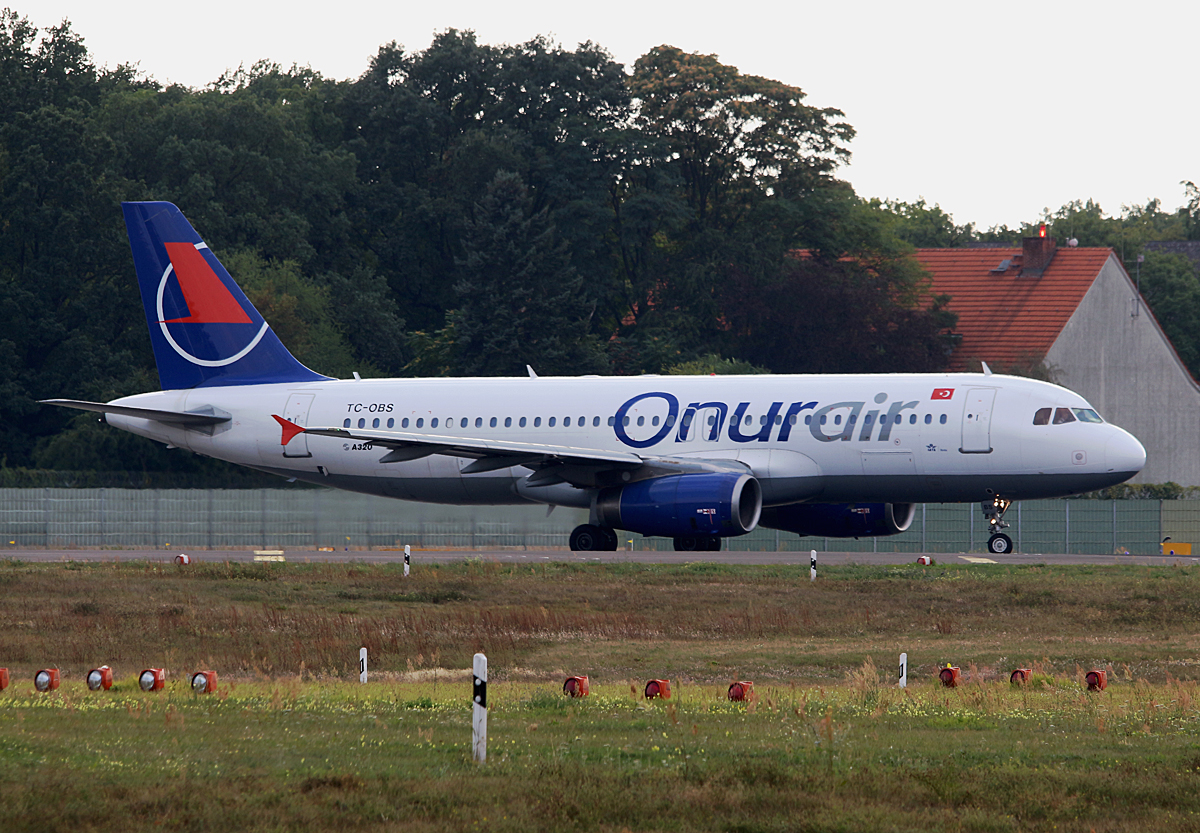 Onur Air, Airbus A 320-232, TC-OBS, TXL, 23.09.2016