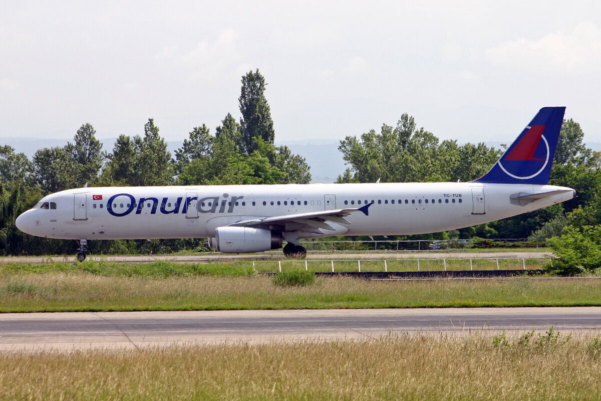 Onur Air, TC-TUB, Airbus A321-131, msn: 604,  Gizem , 14.Juni 2008, BSL Basel - Mühlhausen, Switzerland.