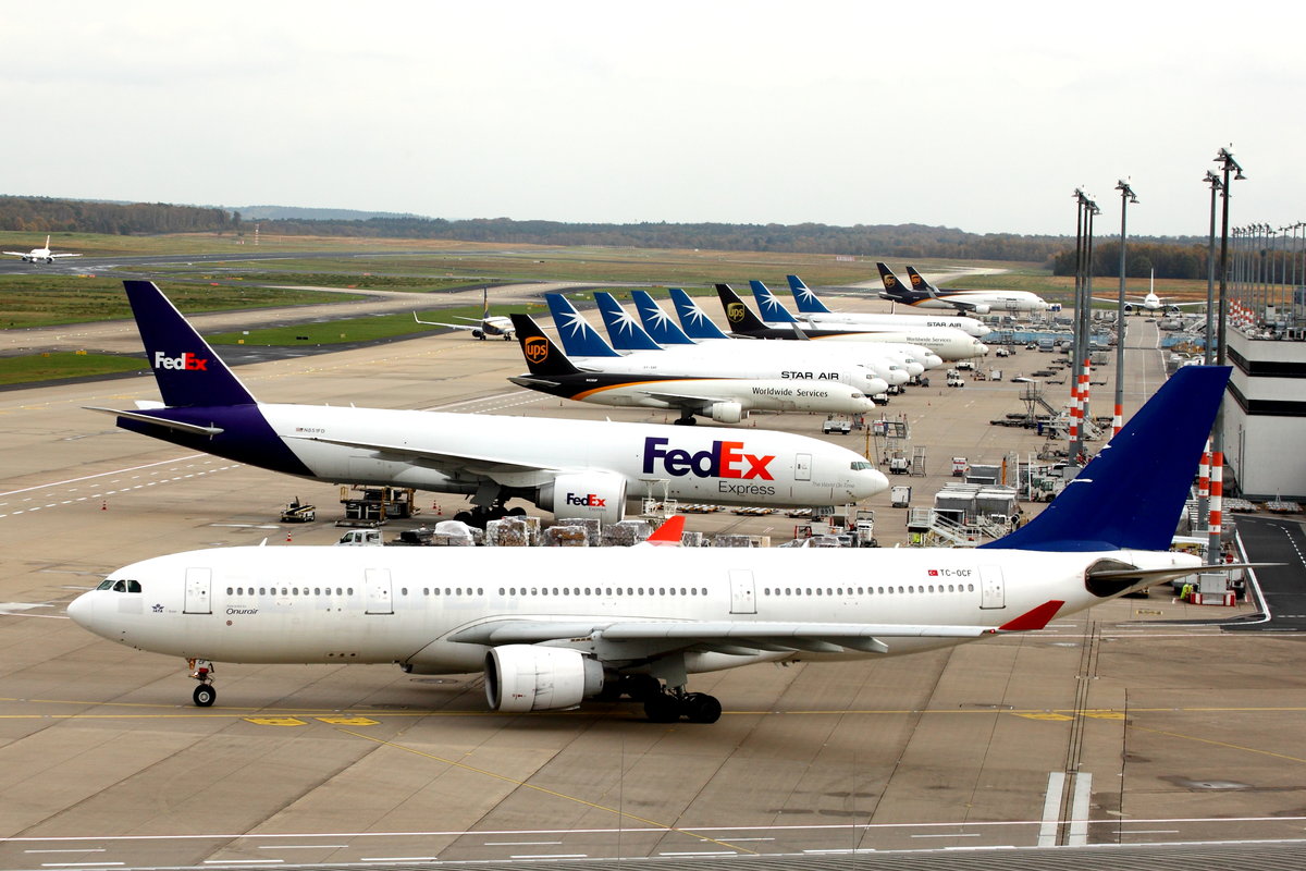Onurair, Airbus A330-223, TC-OCF. Rollt zum Start in Köln-Bonn (CGN/EDDK) nach Istanbul(IST). Aufnahmedatum: 05.11.2017.