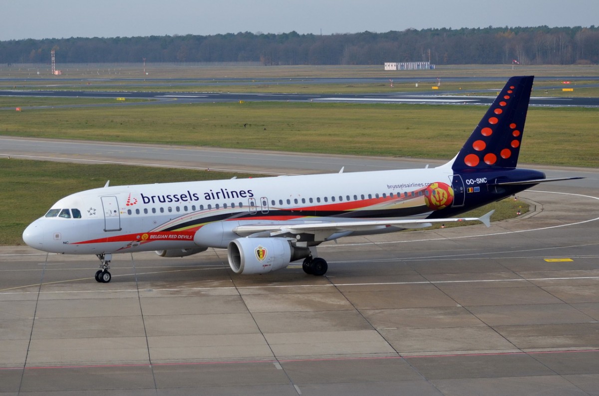 OO-SNC Brussels Airlines Airbus A320-214   zum Gate in Tegel am 24.11.2015