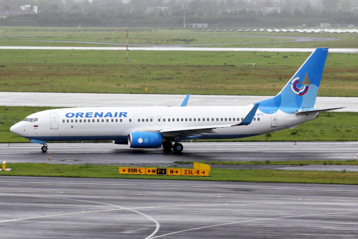 Orenair VQ-BGT noch in Grundfarben von Dobrolet rollt zum Gate in Düsseldorf 29.8.2014