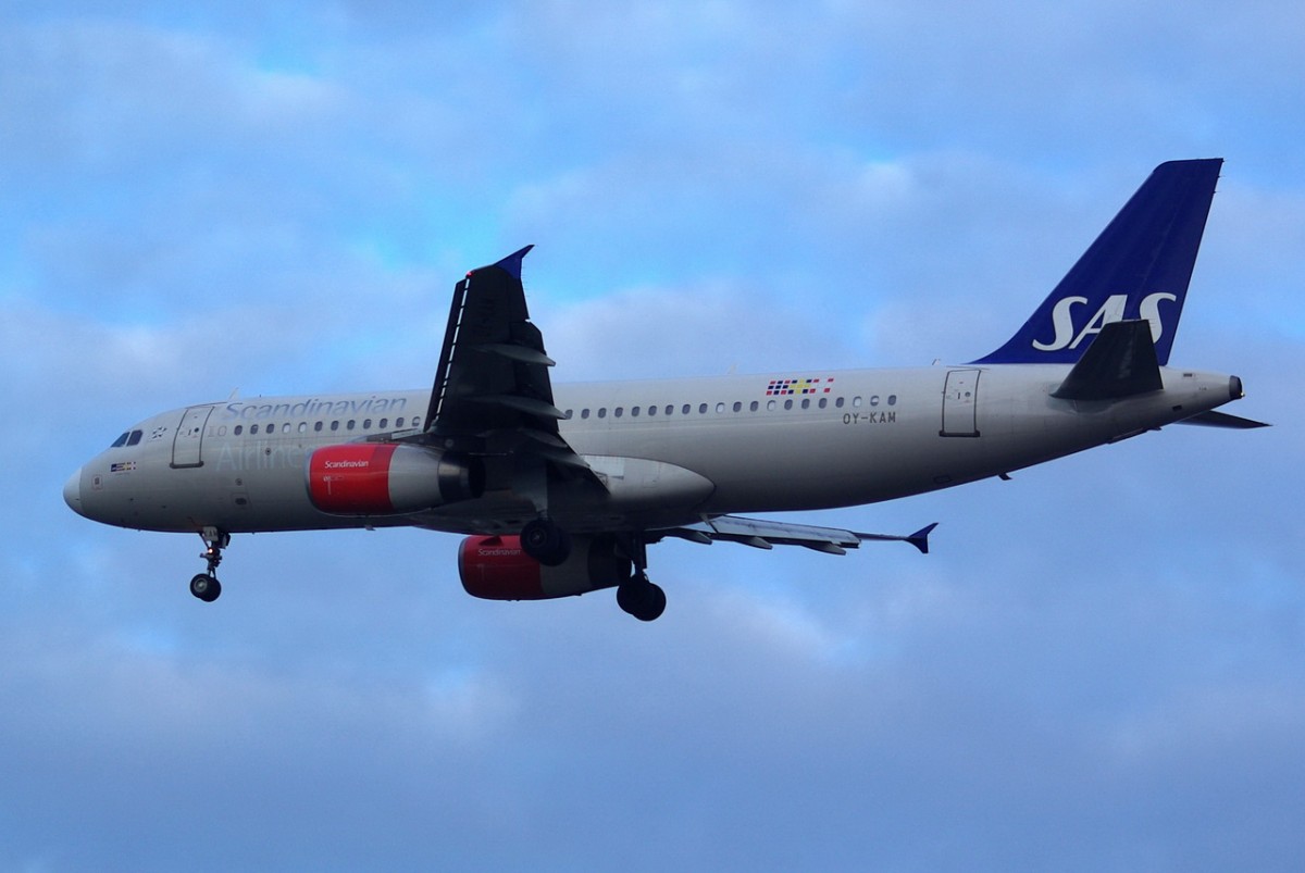OY-KAM SAS Scandinavian Airlines Airbus A320-232   Anflug Tegel am 16.12.2014