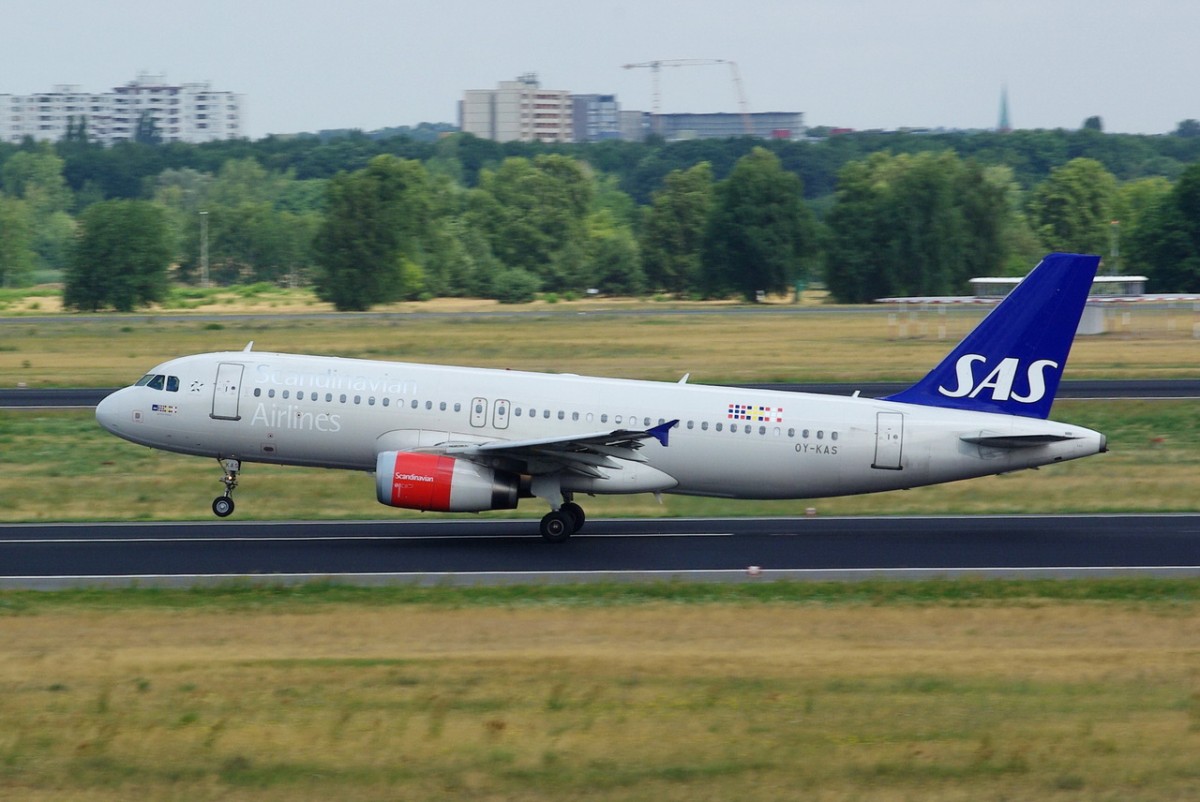 OY-KAS SAS Scandinavian Airlines Airbus A320-232   beim Start am 08.07.2015 in Tegel