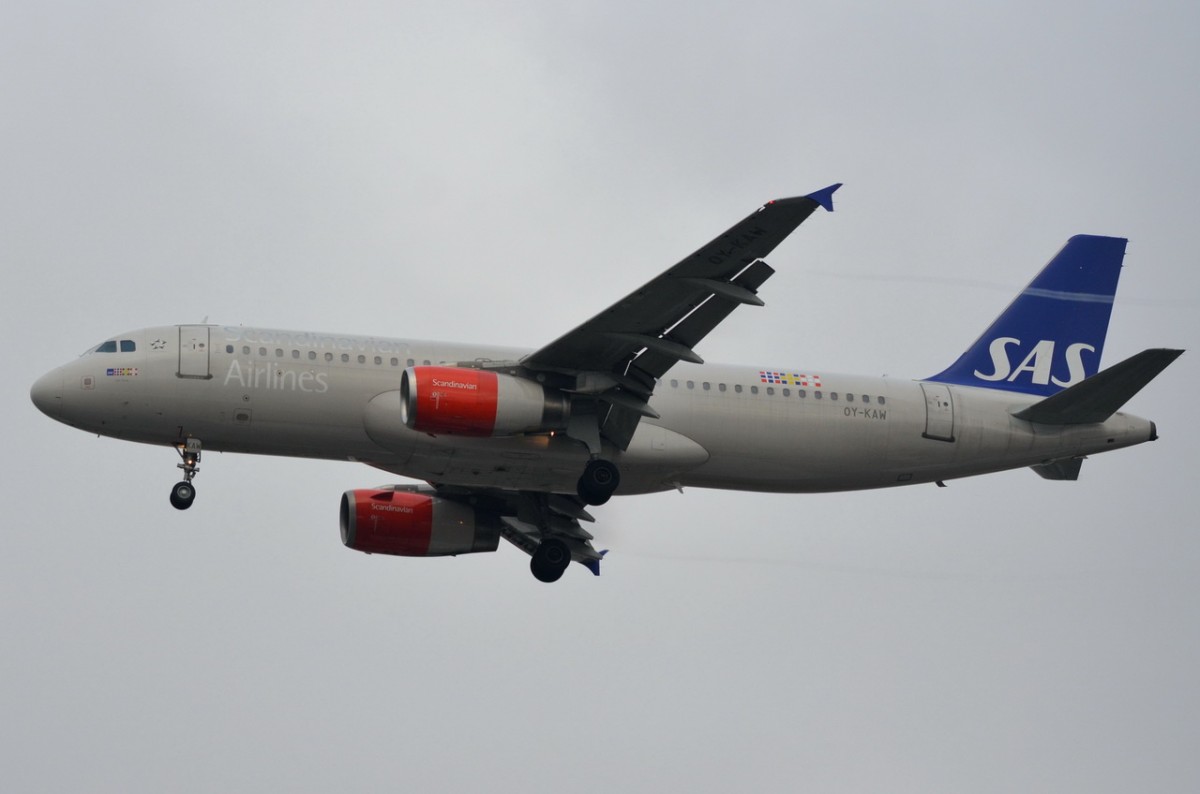 OY-KAW SAS Scandinavian Airlines Airbus A320-232   beim Landeanflug Tegel am 21.11.2014