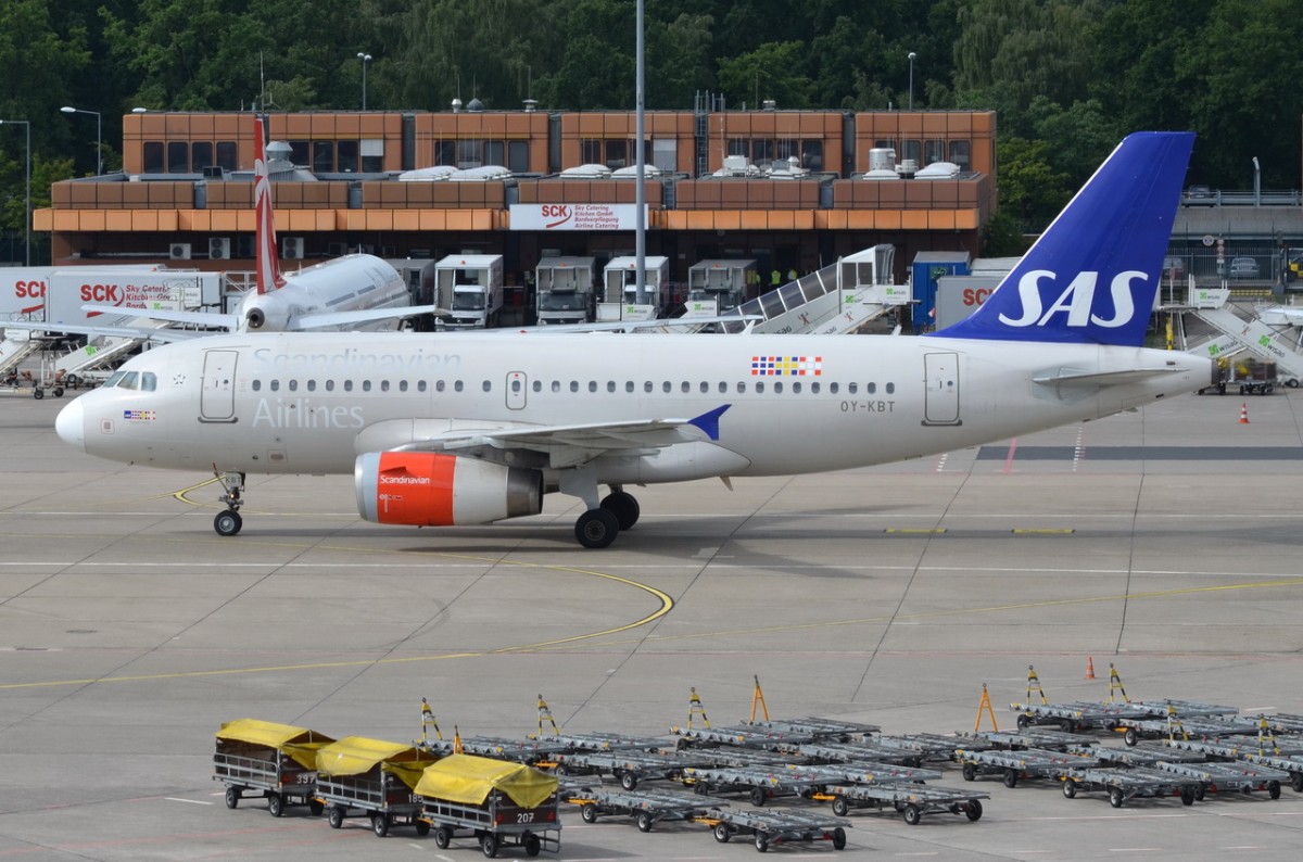 OY-KBT SAS Scandinavian Airlines Airbus A319-131   zum Gate in Tegel   28.07.2015