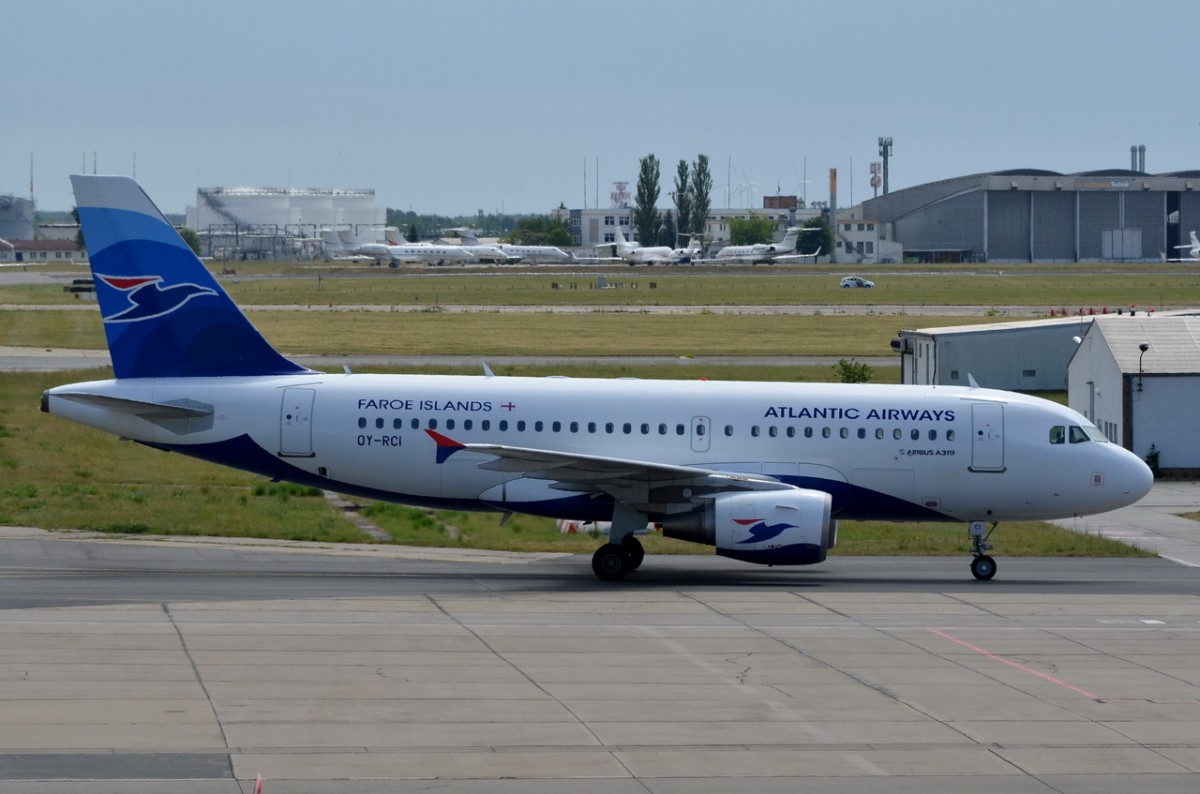 OY-RCI Atlantic Airways Airbus A319-112   zum Gate in Schönefeld am 07.06.2015